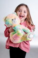 Teddies Sníček Plyšový Svietiaci A Hrajúci Medveď Dúhový