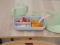 Beaba Jedálenská sada silikónová 4-dielna s podbradníkom Grey / Sage Green