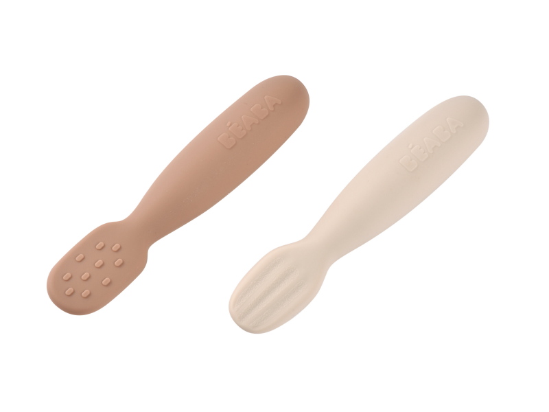 Beaba Prvé trénovacie lyžičky silikónové 2 ks Praline / Clay Beaba Prvé trénovacie lyžičky silikónové 2 ks Praline / Clay